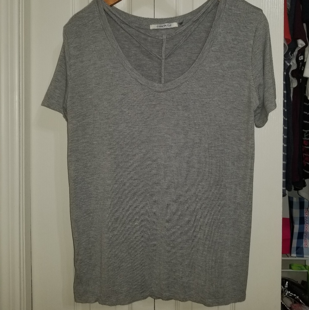 Simple T-shirt with a nice detail in the top.